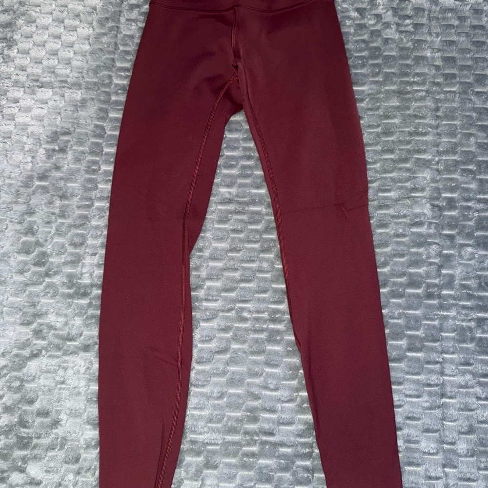 Women’s Lululemon cranberry color leggings
